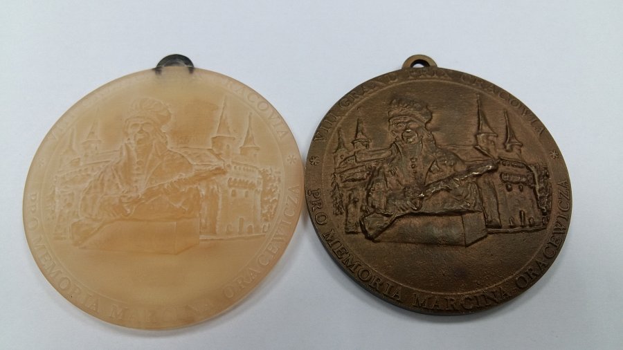 Wydruk z żywicy High Temp (po lewej) i medal z brązu (po prawej)